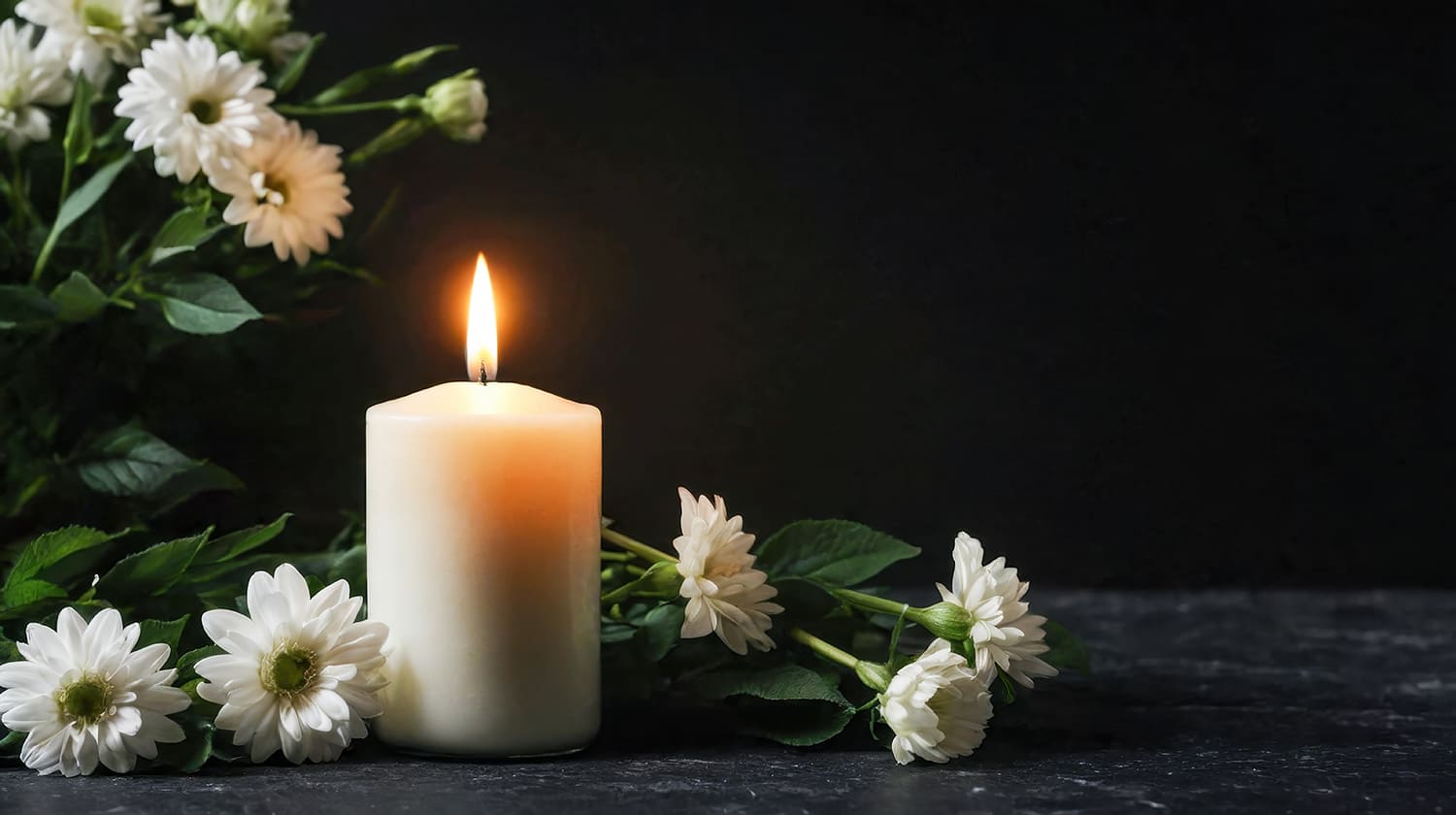 Brinnande ljus med vita blommor